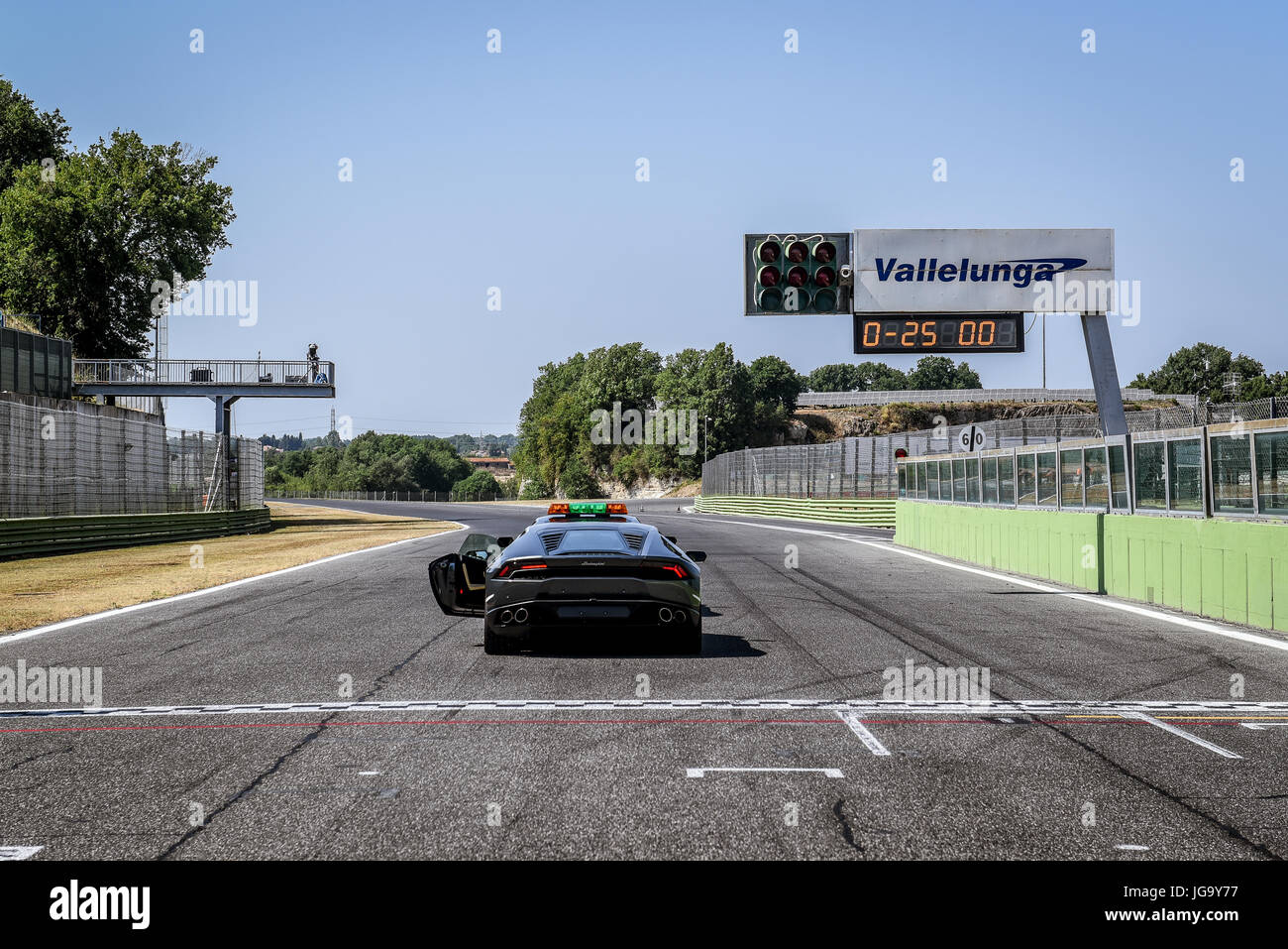 Lamborghini Huracan-Safety-Car bereit für Renn-Start auf dem richtigen Weg hinter Start Ziellinie und Licht Stockfoto