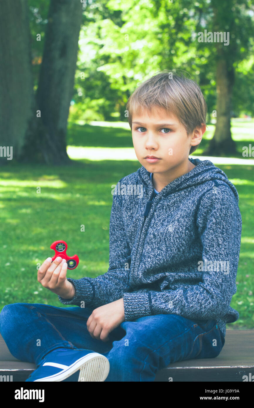 Junge mit einem fidget Spinner im Freien Stockfoto