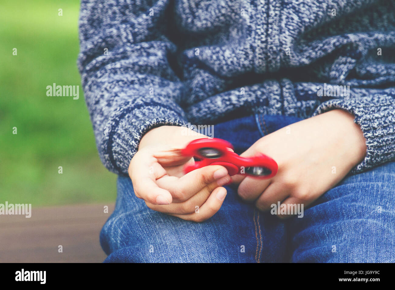 Junge mit einem fidget Spinner im Freien Stockfoto