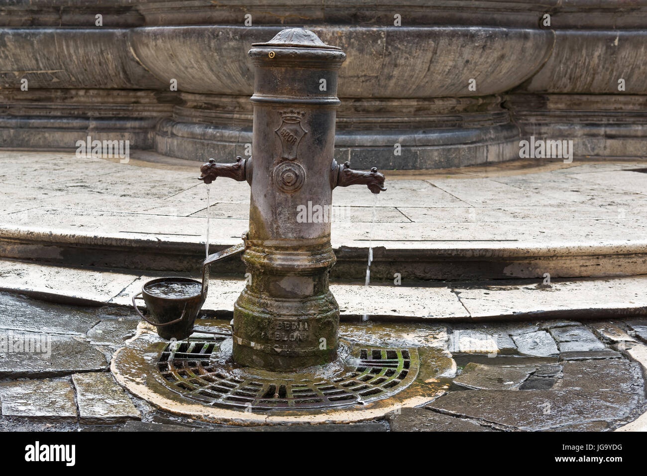 Man nennt sie Nasoni öffentliche Trinkbrunnen in Rom, die kostenloses Trinkwasser zu verteilen. Dieser Name ist inspiriert von den typischen gebogenen Eisen-Wasserhahn, Stockfoto Man nennt sie Nasoni öffentliche Trinkbrunnen in Rom, die kostenloses Trinkwasser zu verteilen. Dieser Name ist inspiriert von den typischen gebogenen Eisen-Wasserhahn, Stockfoto