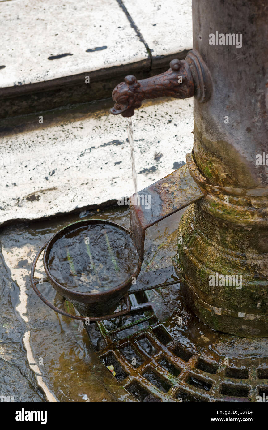 Man nennt sie Nasoni öffentliche Trinkbrunnen in Rom, die kostenloses Trinkwasser zu verteilen. Dieser Name ist inspiriert von den typischen gebogenen Eisen-Wasserhahn, Stockfoto Man nennt sie Nasoni öffentliche Trinkbrunnen in Rom, die kostenloses Trinkwasser zu verteilen. Dieser Name ist inspiriert von den typischen gebogenen Eisen-Wasserhahn, Stockfoto