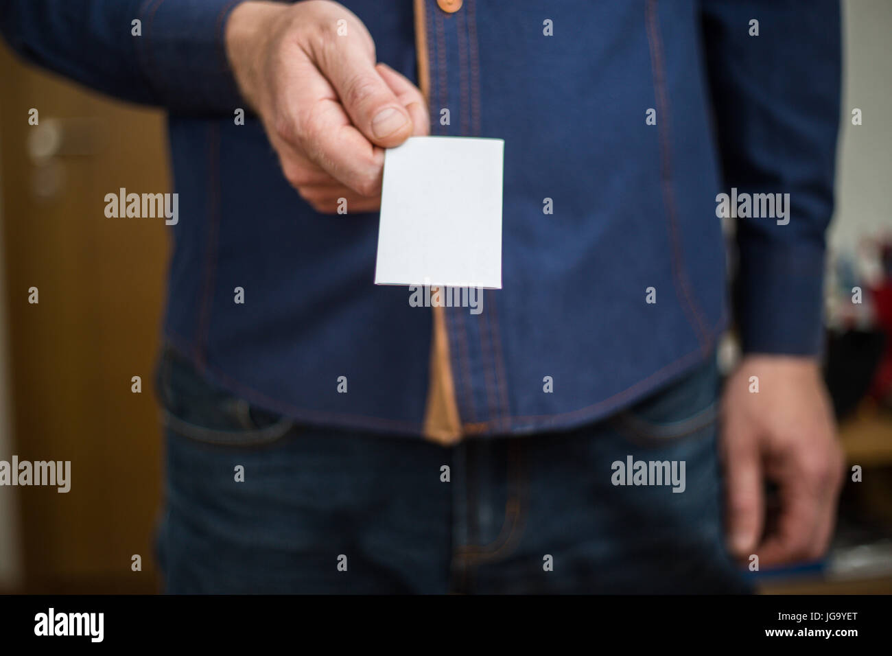Bank-Karte, Visitenkarte, Geschäftsmann hält Karte in der hand, Finanzen, Arbeitsplätze, Übergabe Karten Stockfoto
