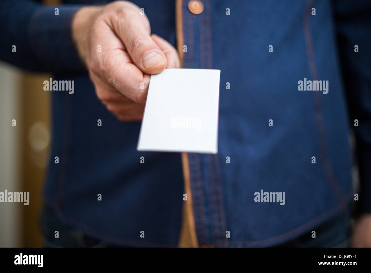Bank-Karte, Visitenkarte, Geschäftsmann hält Karte in der hand, Finanzen, Arbeitsplätze, Übergabe Karten Stockfoto