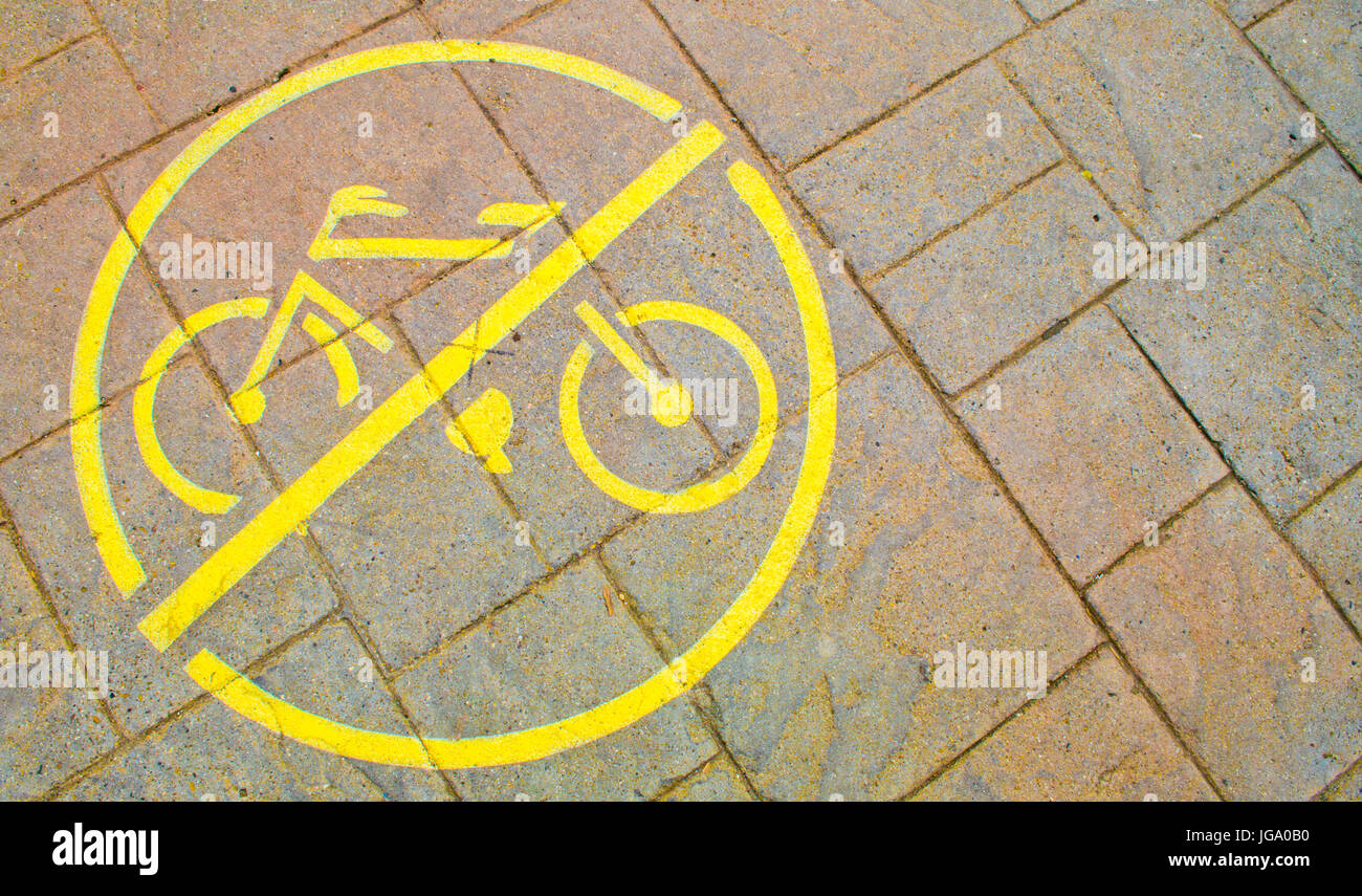kreisförmigen gelben "keine Fahrräder" Schild gemalt auf Bürgersteig Stockfoto