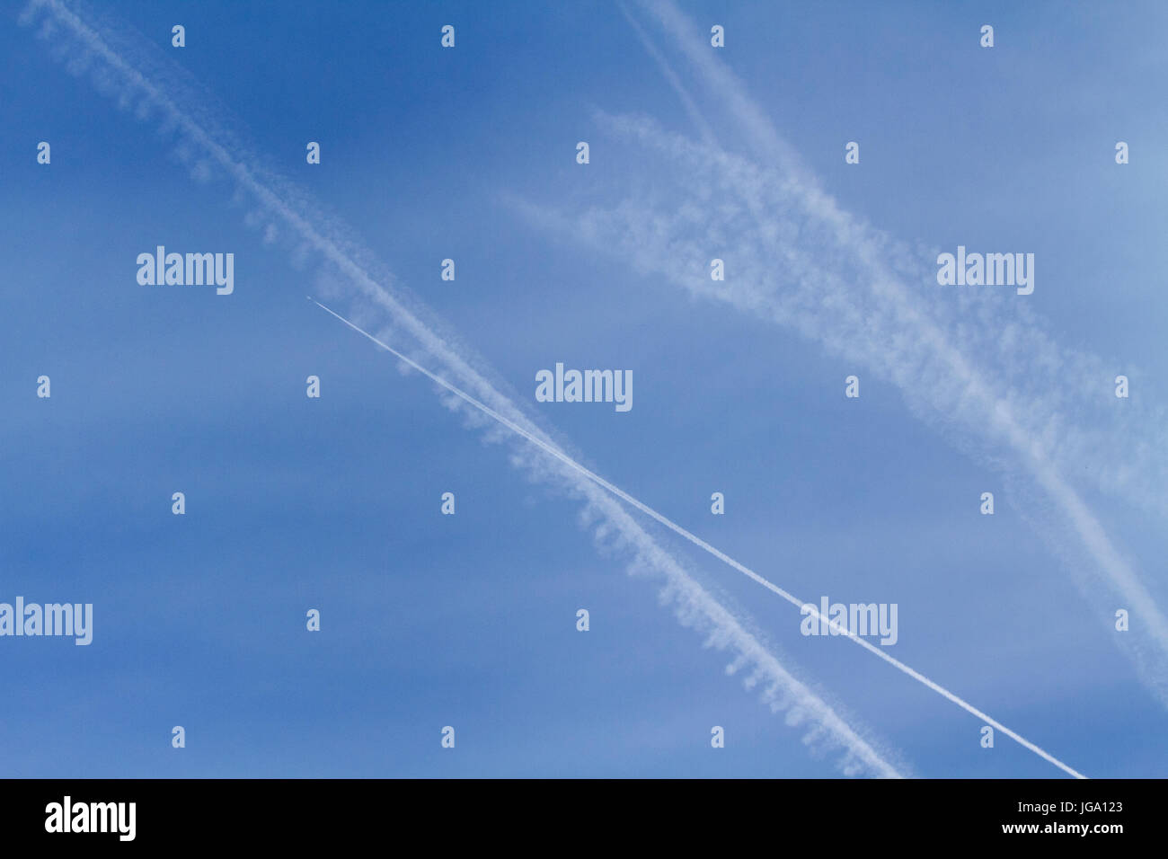 Kondensstreifen am blauen Himmel Stockfoto