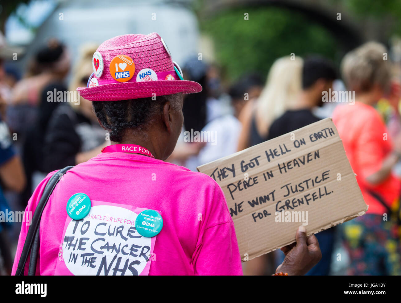 Frau mit Schild außerhalb der Notting Hill Methodist Church fordern Gerechtigkeit für die Opfer von Grenfell Turm Stockfoto