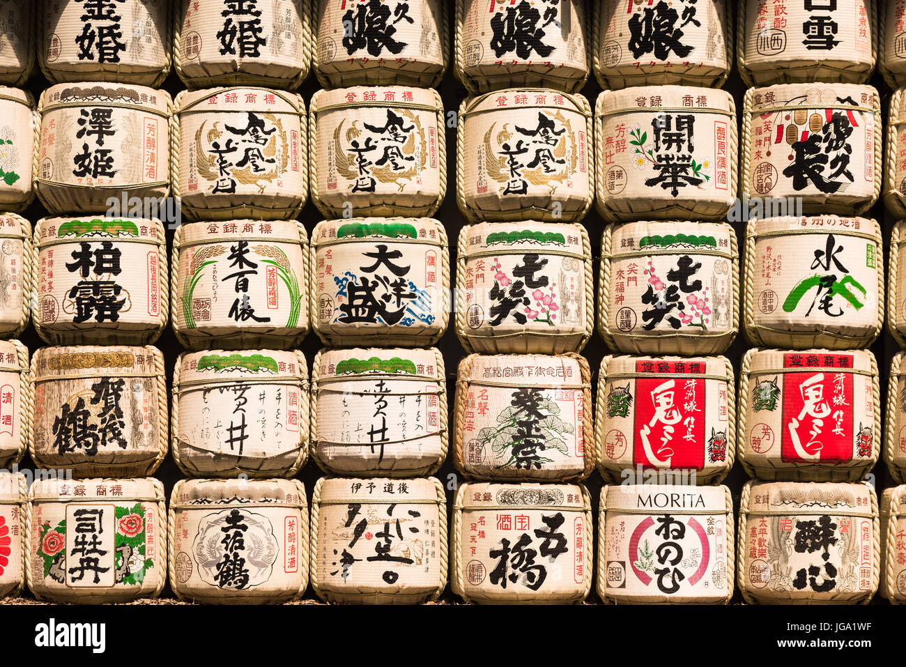 Sake-Fässer im Meiji Jingu Shinto-Schrein, Shibuya, Tokyo, Japan Stockfoto