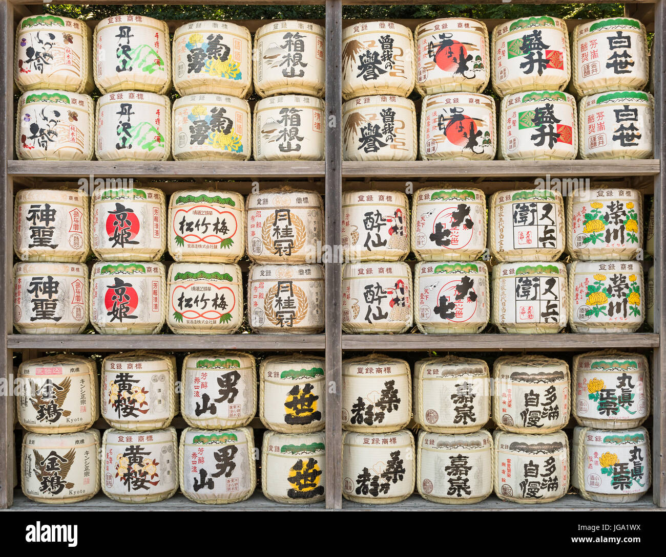 Sake-Fässer im Meiji Jingu Shinto-Schrein, Shibuya, Tokyo, Japan Stockfoto