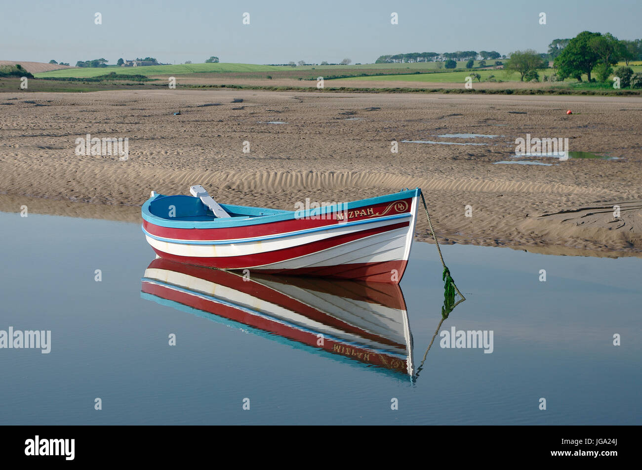 Angelboot/Fischerboot am Fluss Aln festgemacht Stockfoto