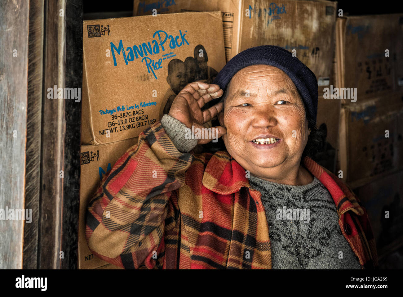 Myanmar, Chin-Staat, Porträt der Frau in einem ländlichen Dorf in ihrem Laden entlang der Straße Stockfoto