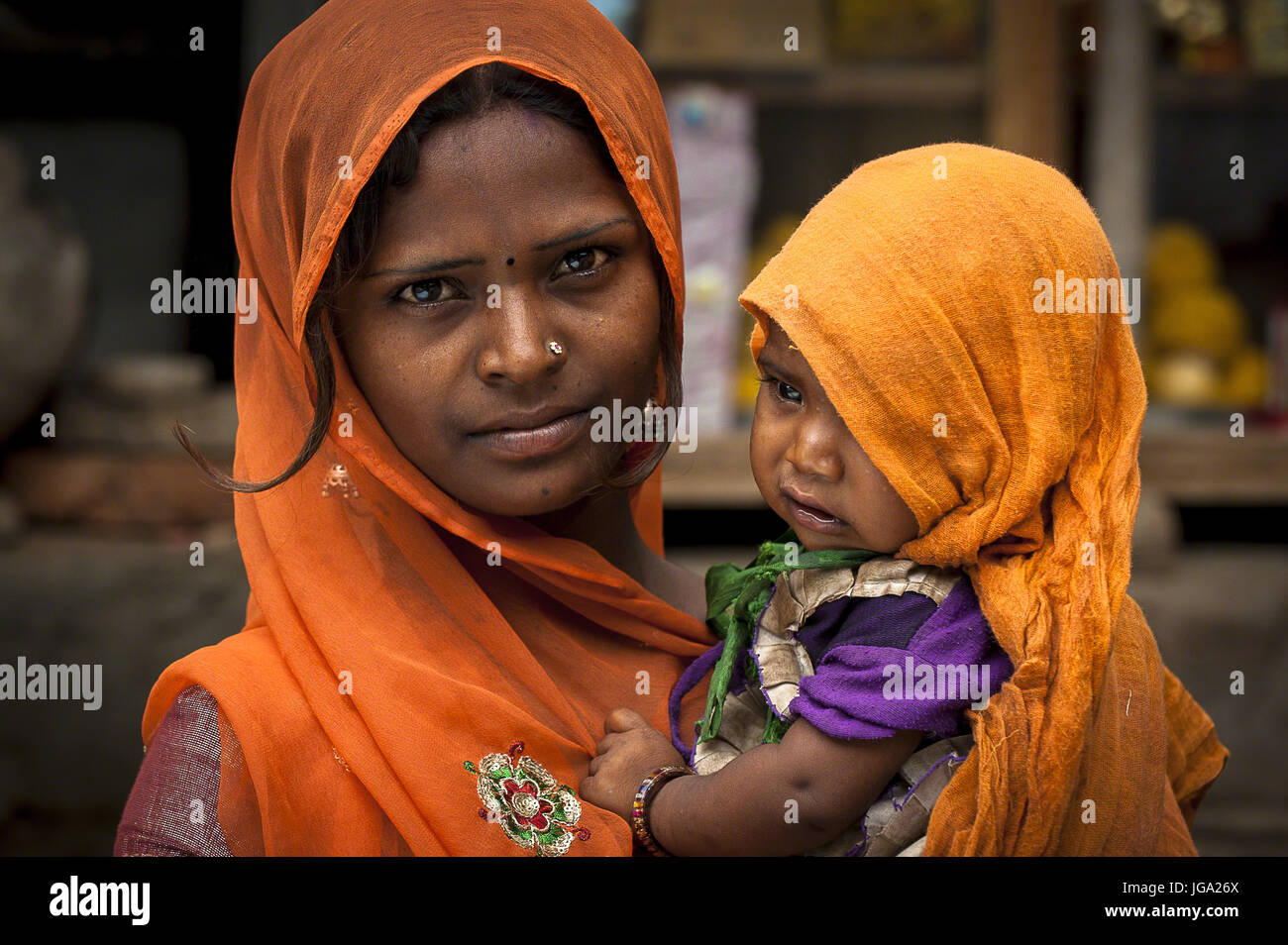 Schone Indische Frau Verband Traditionelle Farbigen Sari Mit Ihrem Kind In Der Landlichen Gegend Von Rajasthan Indien Stockfotografie Alamy