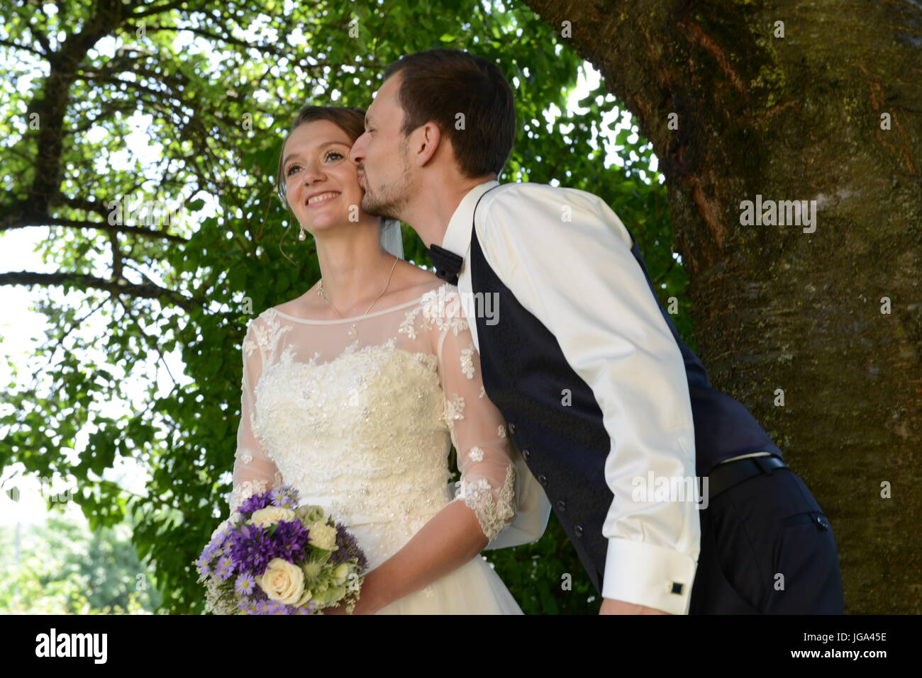 Bräutigam in der Liebe ist die Braut küssen. Stockfoto