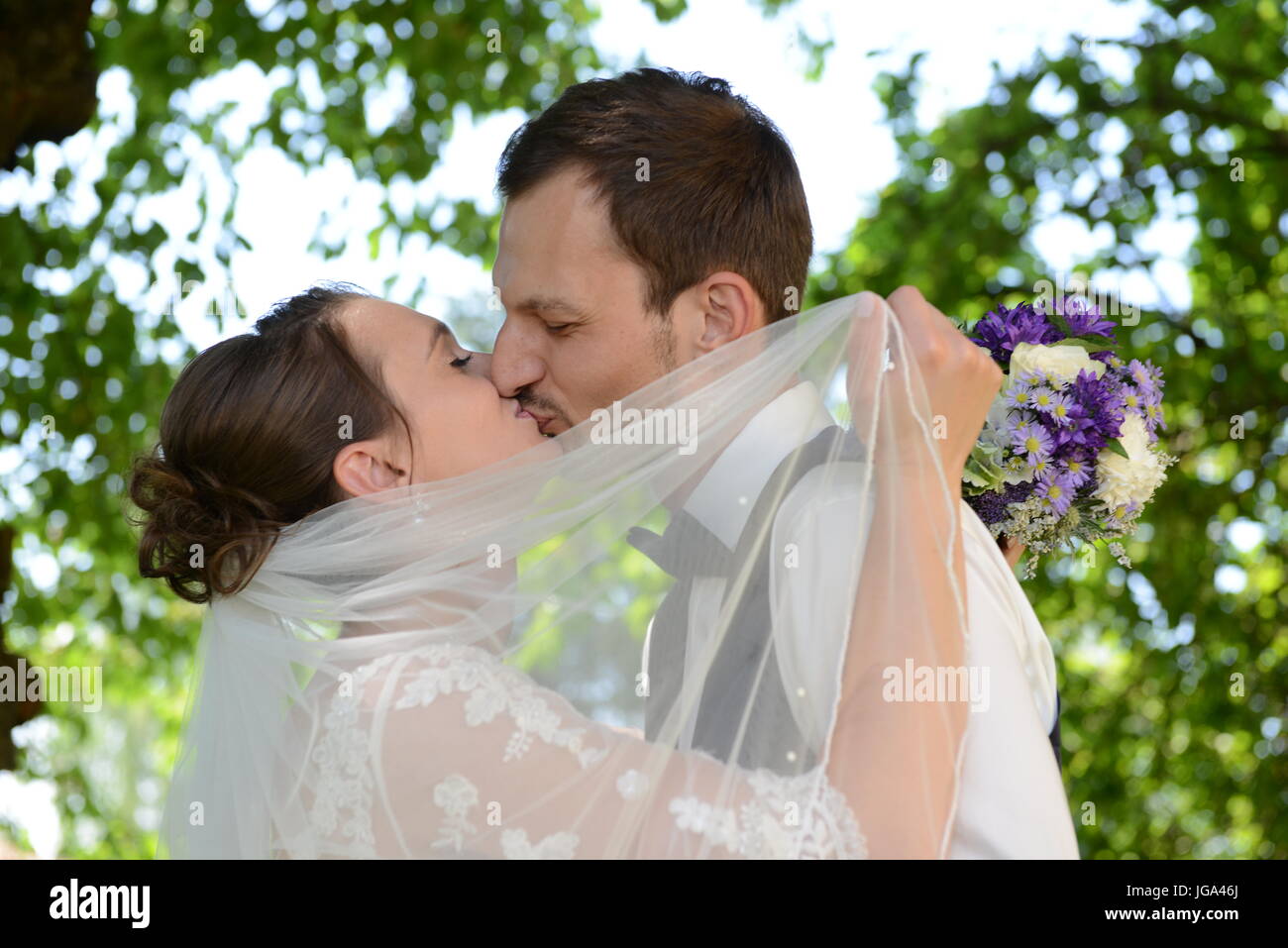Hochzeitsbilder eines jungen Paares küssen andere Erde Stockfoto
