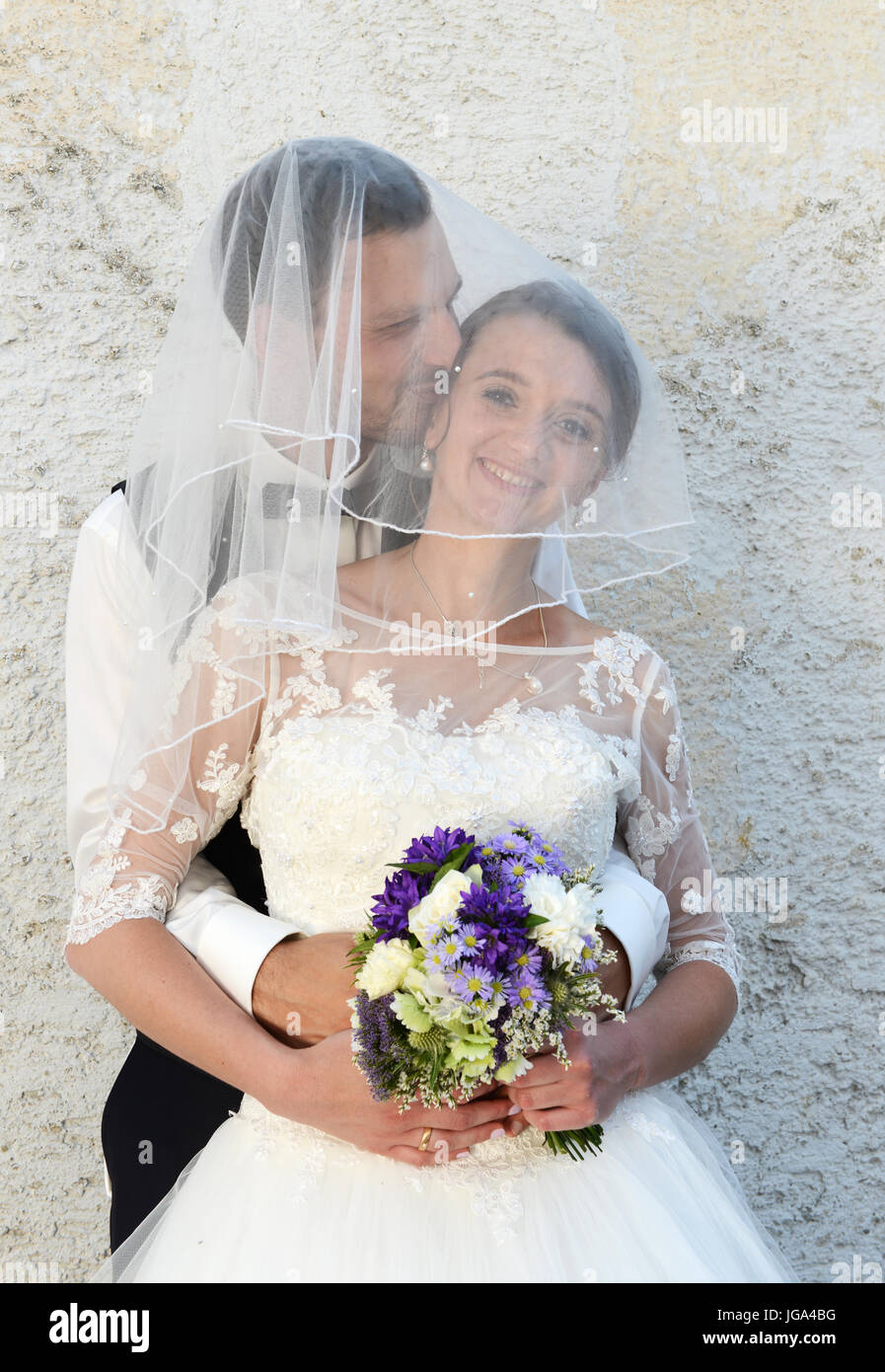 Porträt der Braut ein Bräutigam vor einer ländlichen Wand Stockfoto