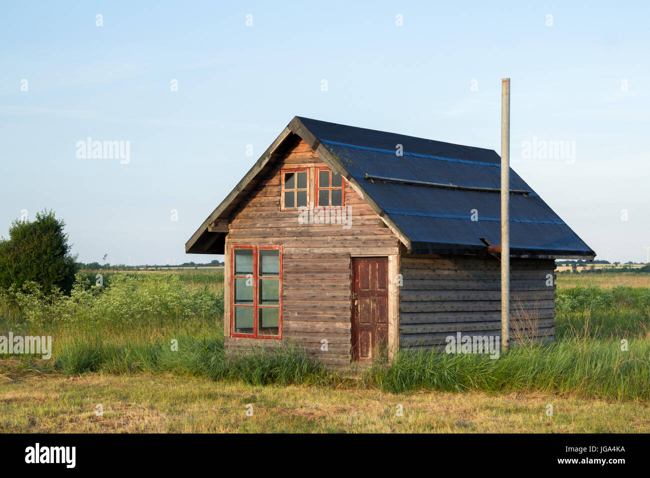 HOLZHÜTTE MIT NOONE Stockfoto