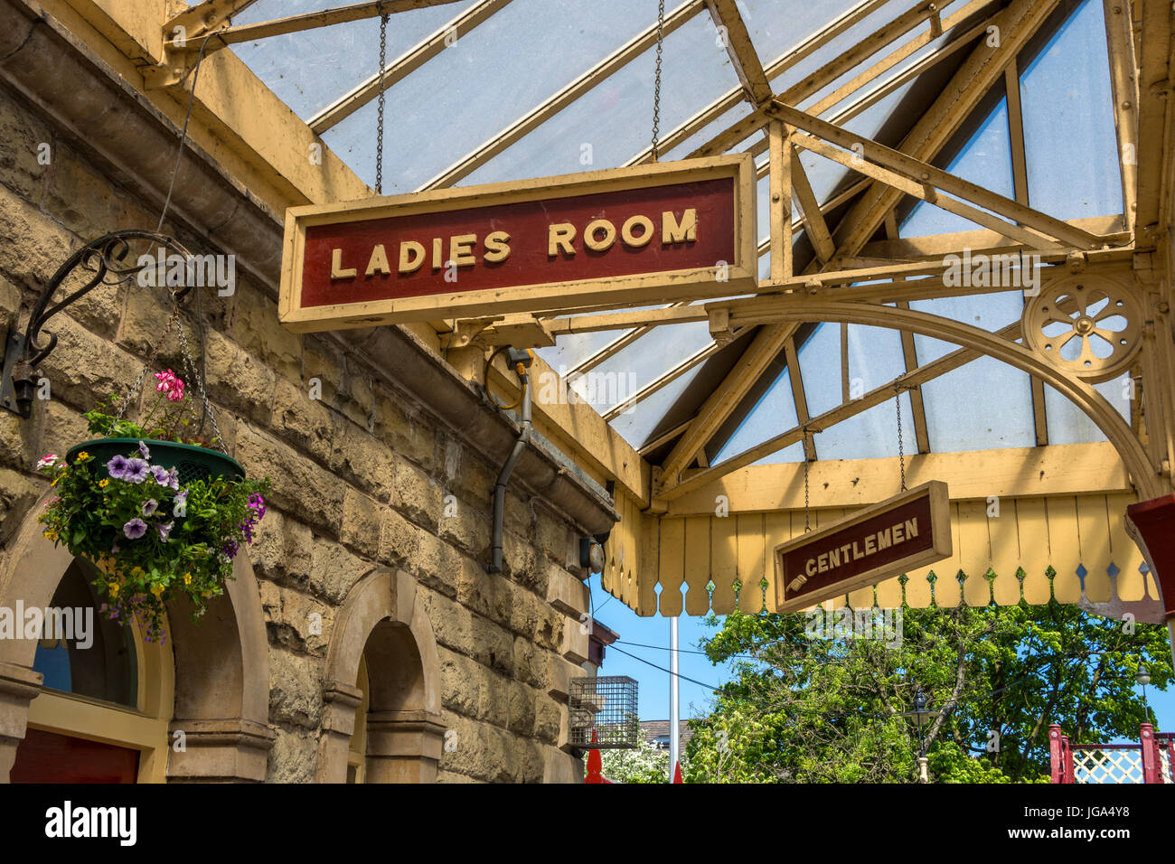 "Ladies Room" und "Gentlemen" Zeichen an Ramsbottom-Station, auf der East Lancashire Railway, in der Nähe von Bury, größere Manchester, UK. Stockfoto