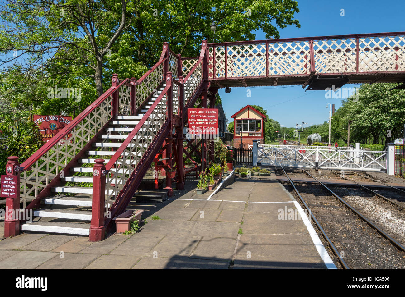 Signale, Steg und Bahnübergang Tore an Ramsbottom-Station, auf der East Lancashire Railway, in der Nähe von Bury, größere Manchester, UK. Stockfoto