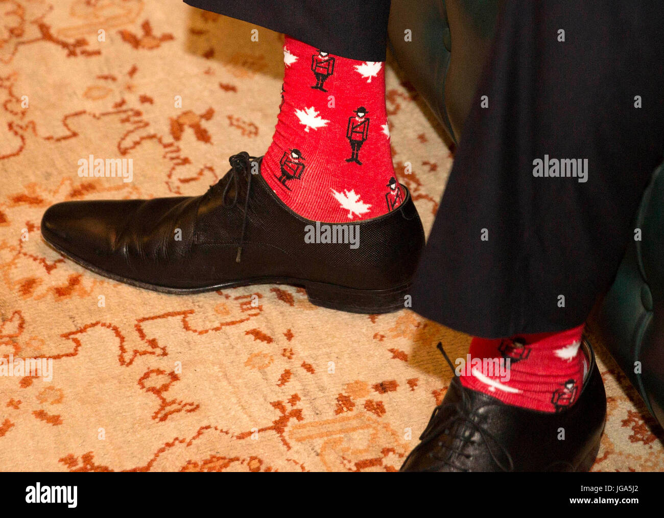 Kanadische gemusterte Socken getragen von irischen Taoiseach Leo Varadkar, anlässlich eines Besuchs des kanadischen Premierminister Justin Trudeau Farmleigh House in Dublin. Stockfoto