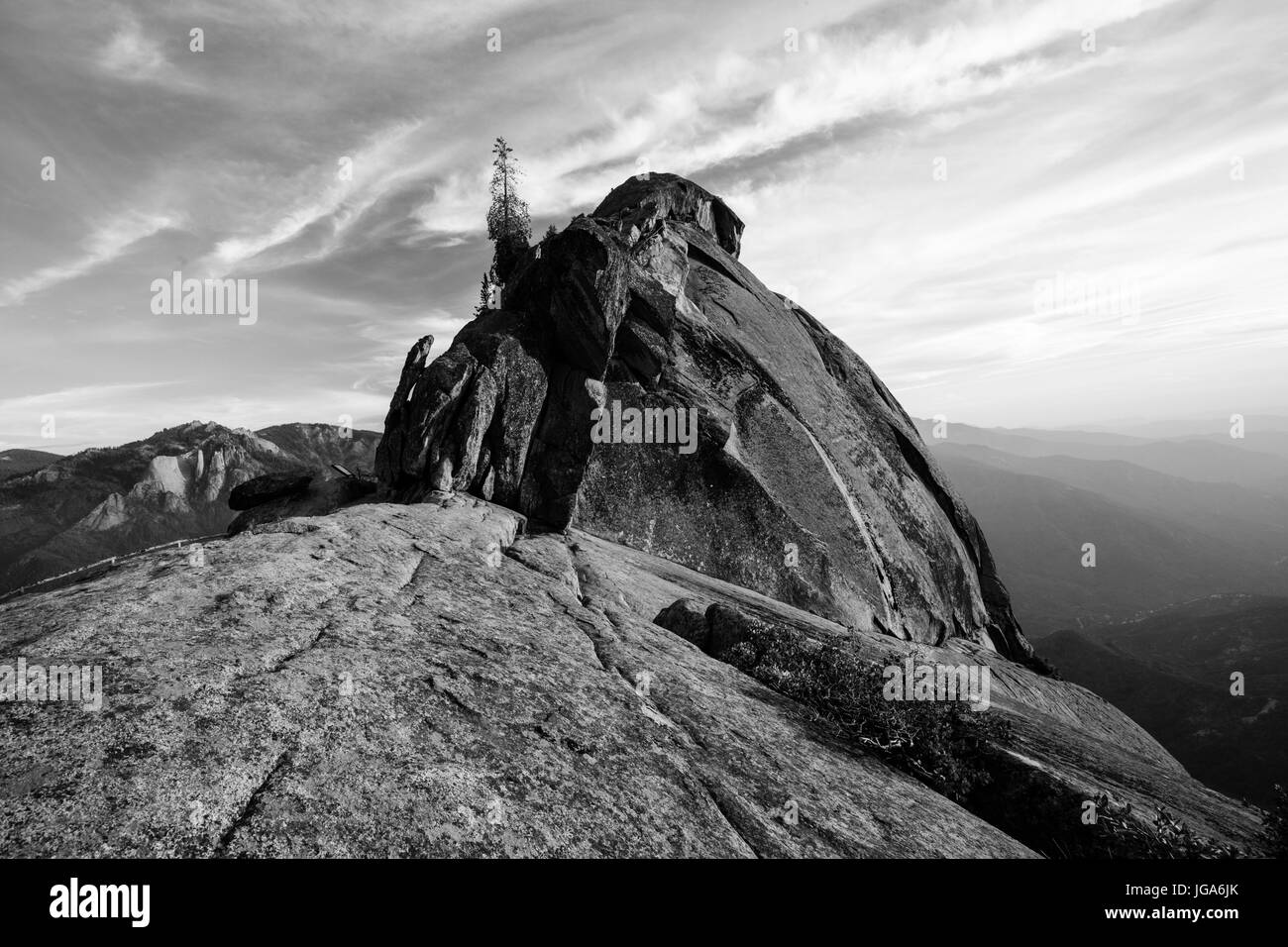 Sonnenuntergang an einem Herbstabend im Moro Rock im Sequoia Nationalpark, Kalifornien, USA Stockfoto