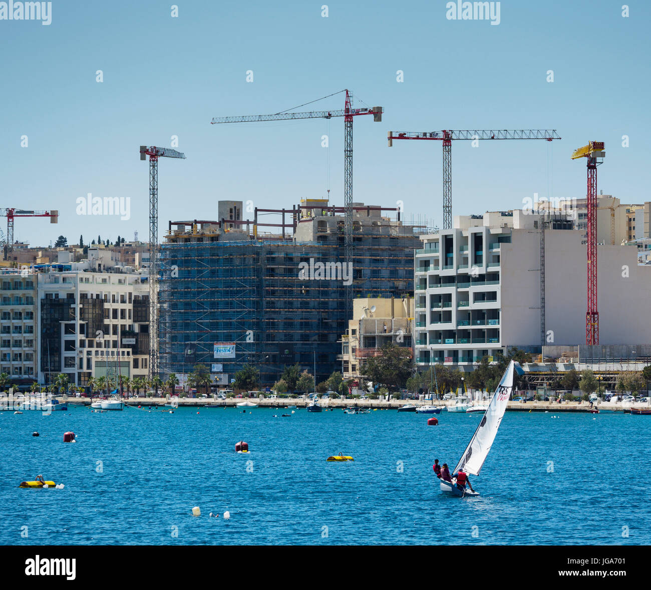 Fünf Gebäude Krane stehen an der Uferpromenade von Sliema / Malta. Stockfoto