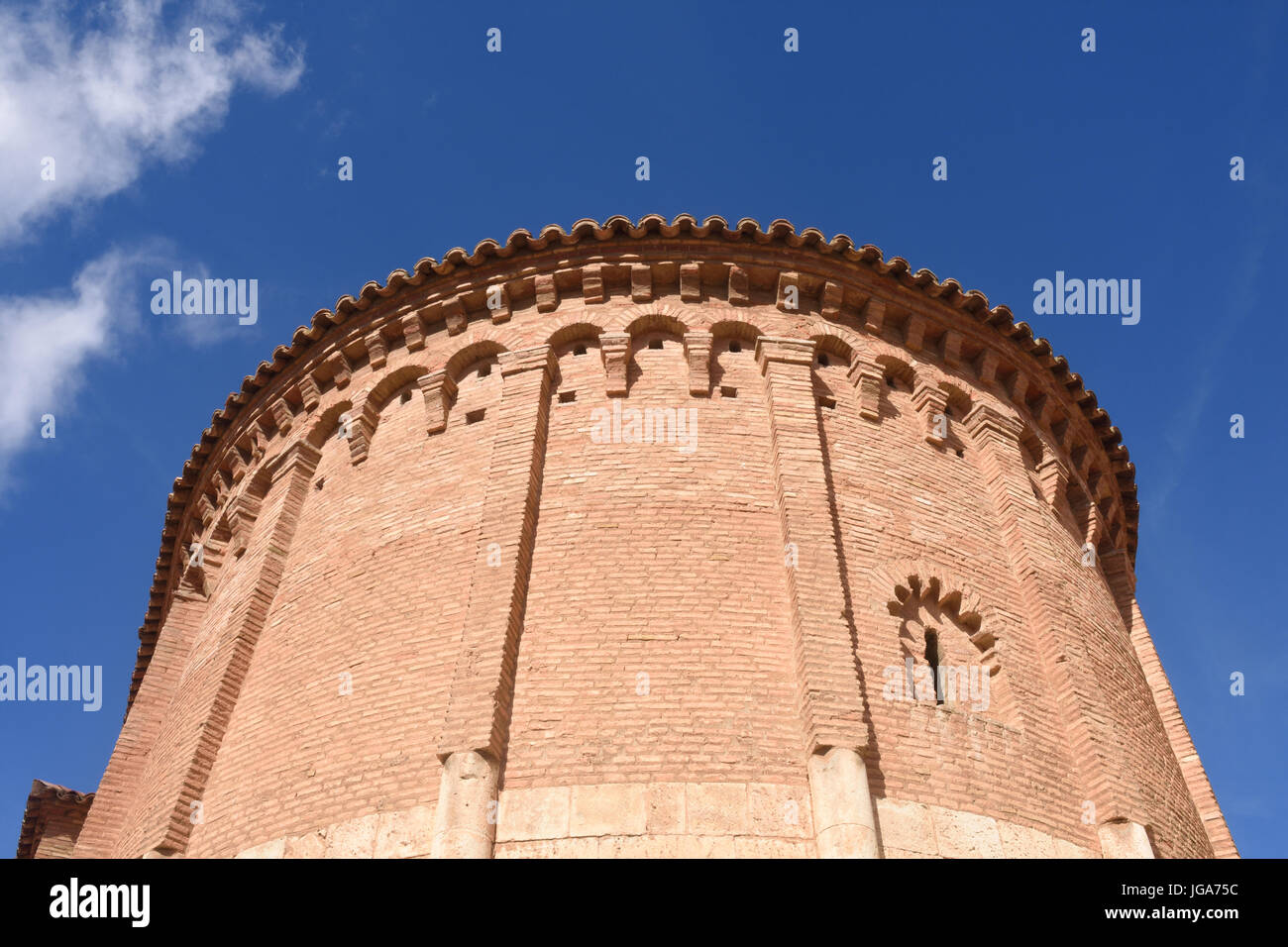 Apsis mit eingebetteten Spalten und Lombard Bands der Kirche San Juan De La Cuesta (12.-13. Jahrhundert), Daroca. Zaragoza Provinz, Aragon, Spanien Stockfoto