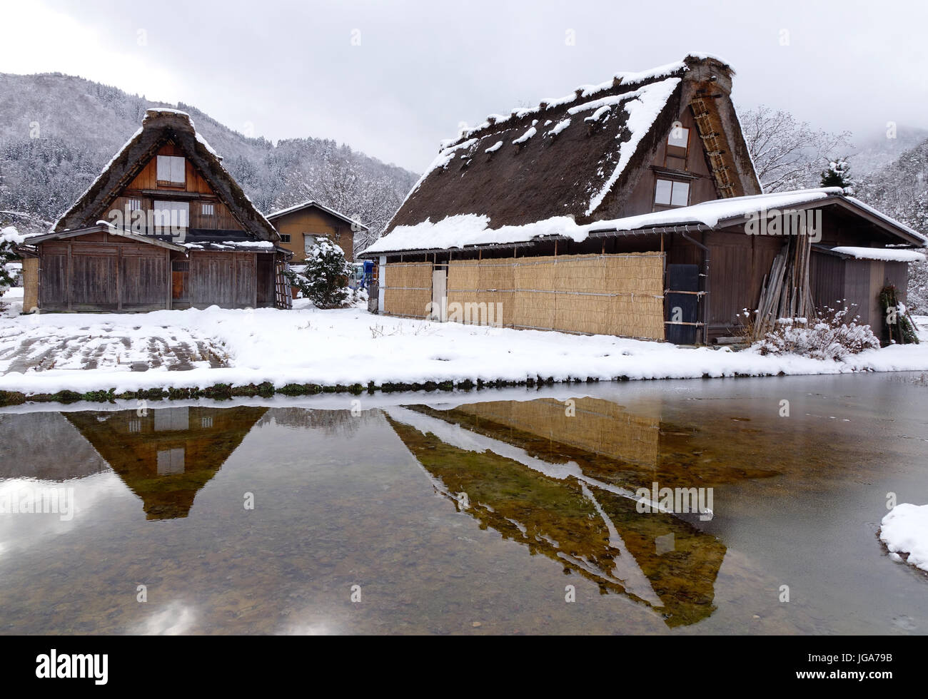 Holzhäuser mit einem Teich im Dorf ShirakawaGo in Gifu, Japan. Das