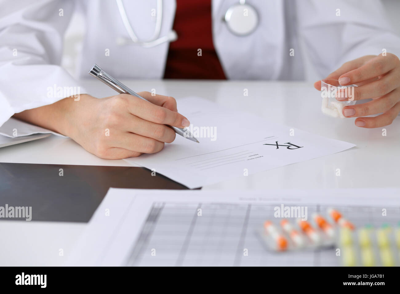 Wieviel Massagen Darf Ein Arzt Verschreiben Verschreiben Stockfotos und -bilder Kaufen - Alamy