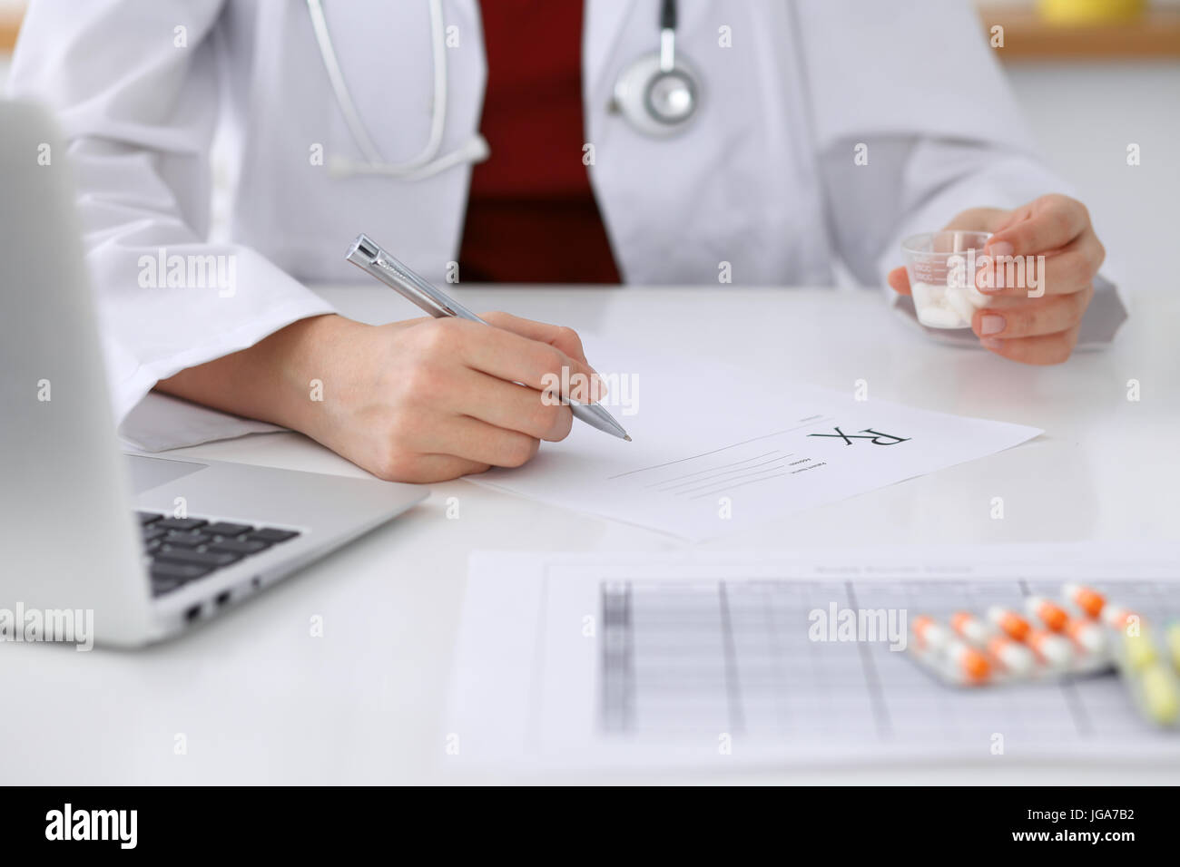 Wieviel Massagen Darf Ein Arzt Verschreiben Verschreiben Stockfotos und -bilder Kaufen - Alamy