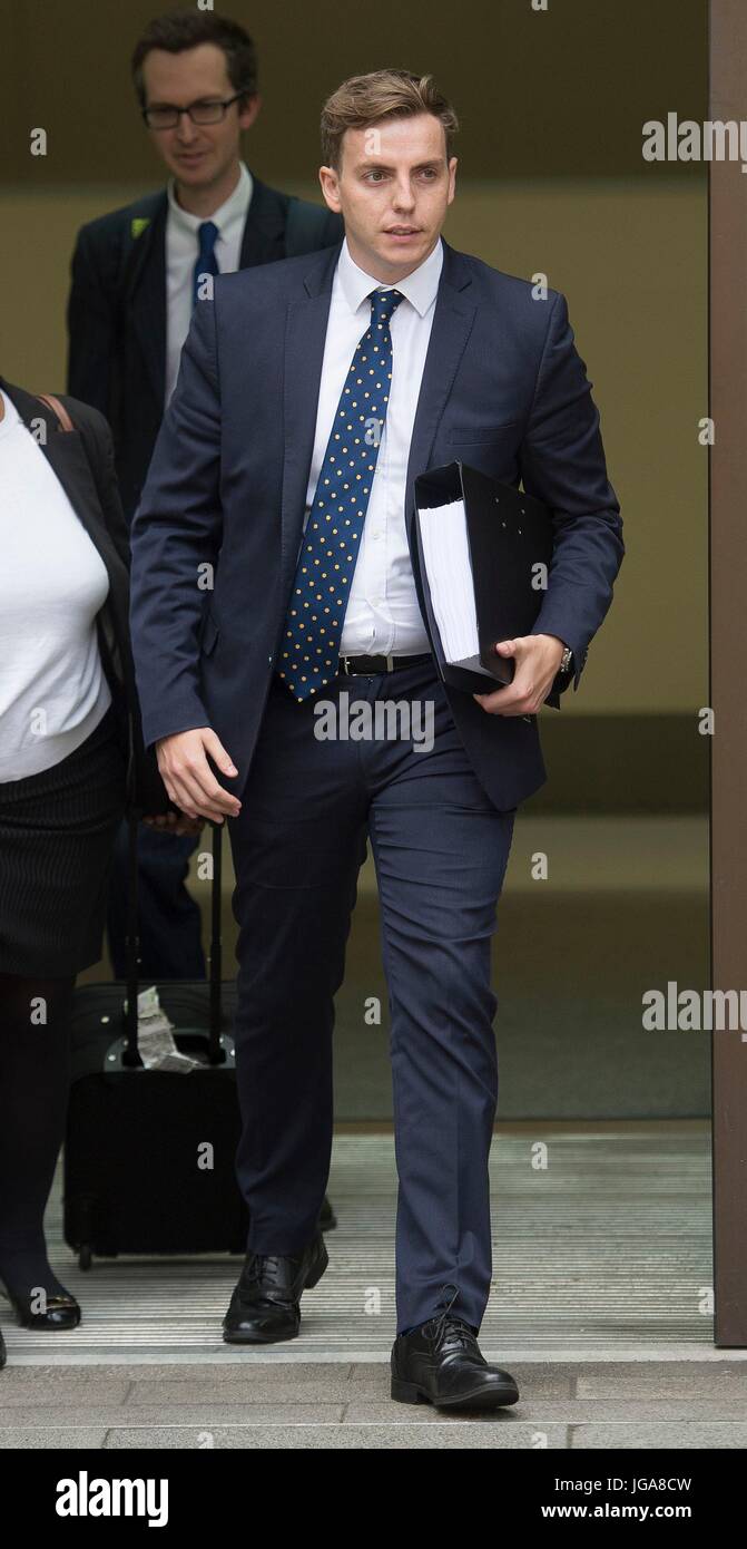 Nathan Gray verlässt Westminster Magistrates' Court in London, wo er von Straftaten unter die Darstellung des Menschen Act 1983, neben konservativen MP Craig Mackinlay vorgeworfen wird. Stockfoto