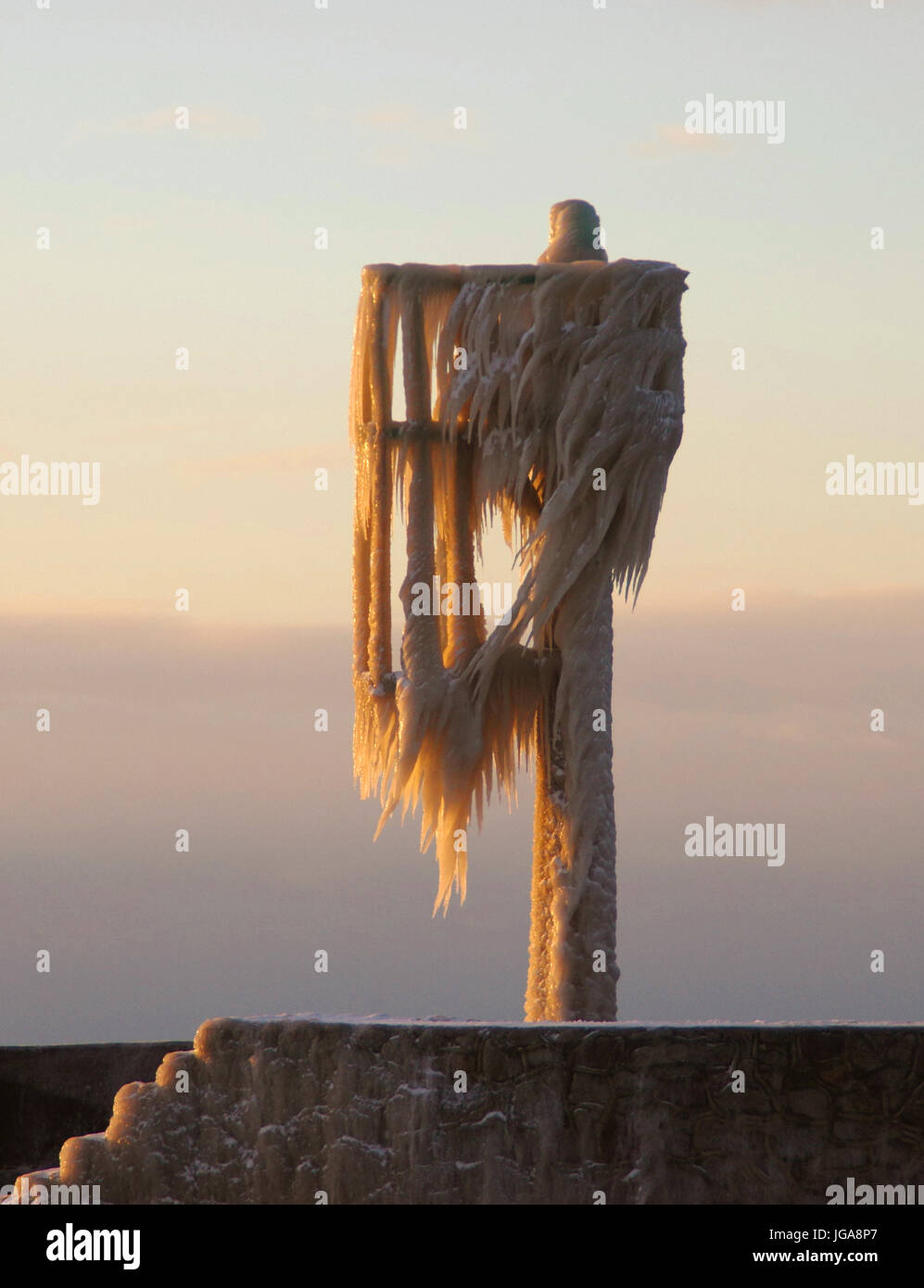 Skyline von Eiszapfen auf dem gefrorenen Hafen Lampe. Winter am Meer. Stockfoto