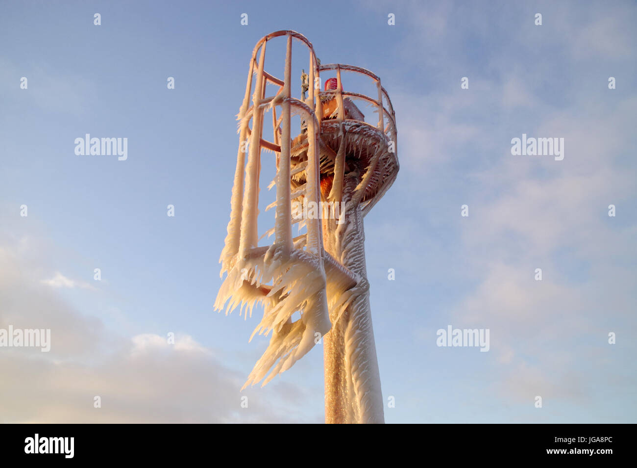 Skyline von Eiszapfen auf dem gefrorenen Hafen Lampe. Winter am Meer. Stockfoto