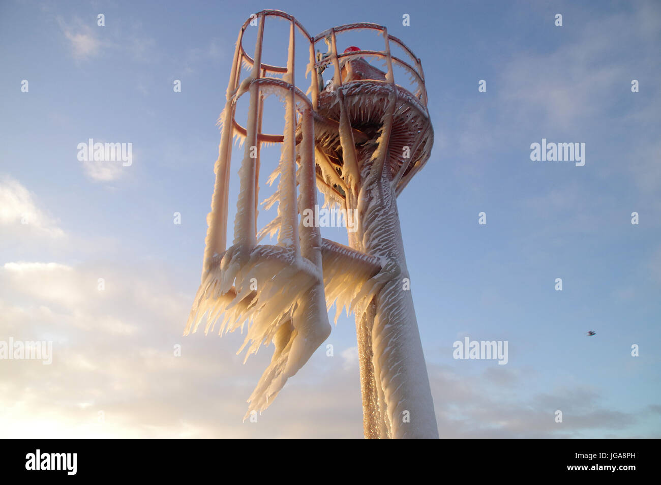 Skyline von Eiszapfen auf dem gefrorenen Hafen Lampe. Winter am Meer. Stockfoto
