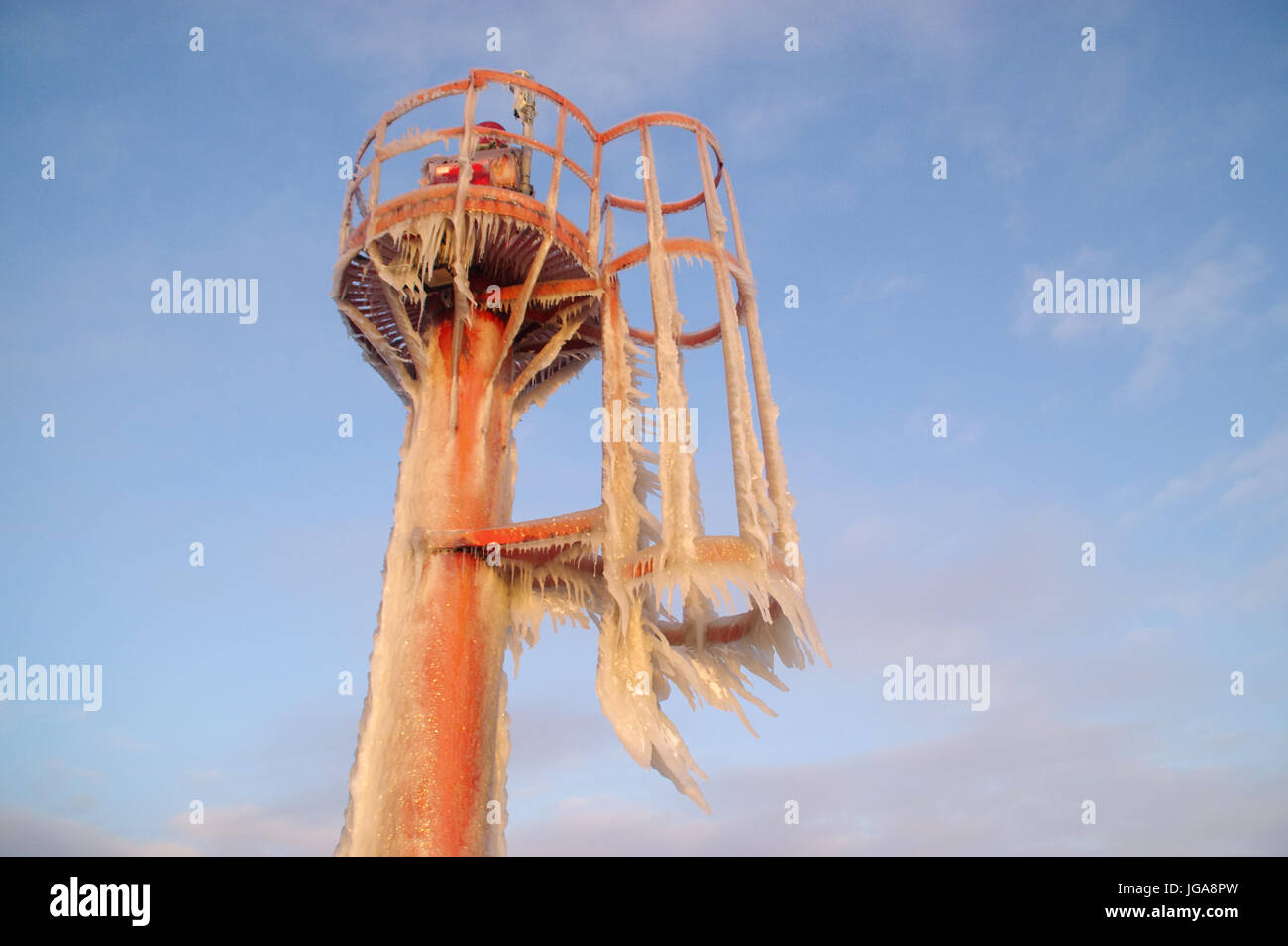 Skyline von Eiszapfen auf dem gefrorenen Hafen Lampe. Winter am Meer. Stockfoto