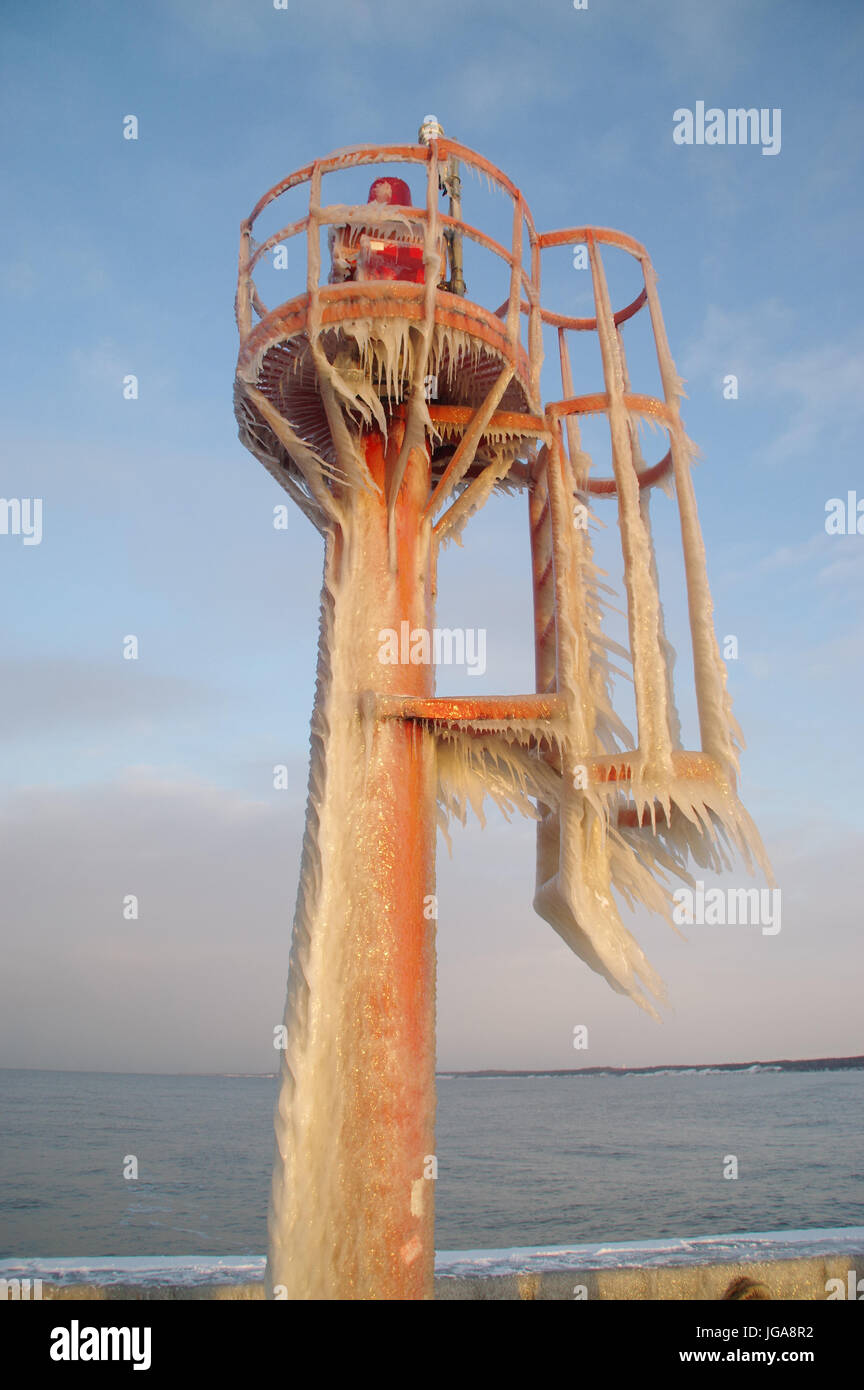 Skyline von Eiszapfen auf dem gefrorenen Hafen Lampe. Winter am Meer. Stockfoto