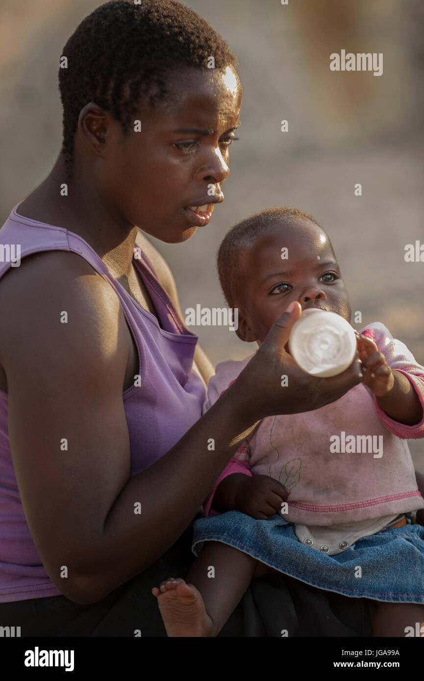 Mutter feeding Baby, mann Botswana Stockfoto