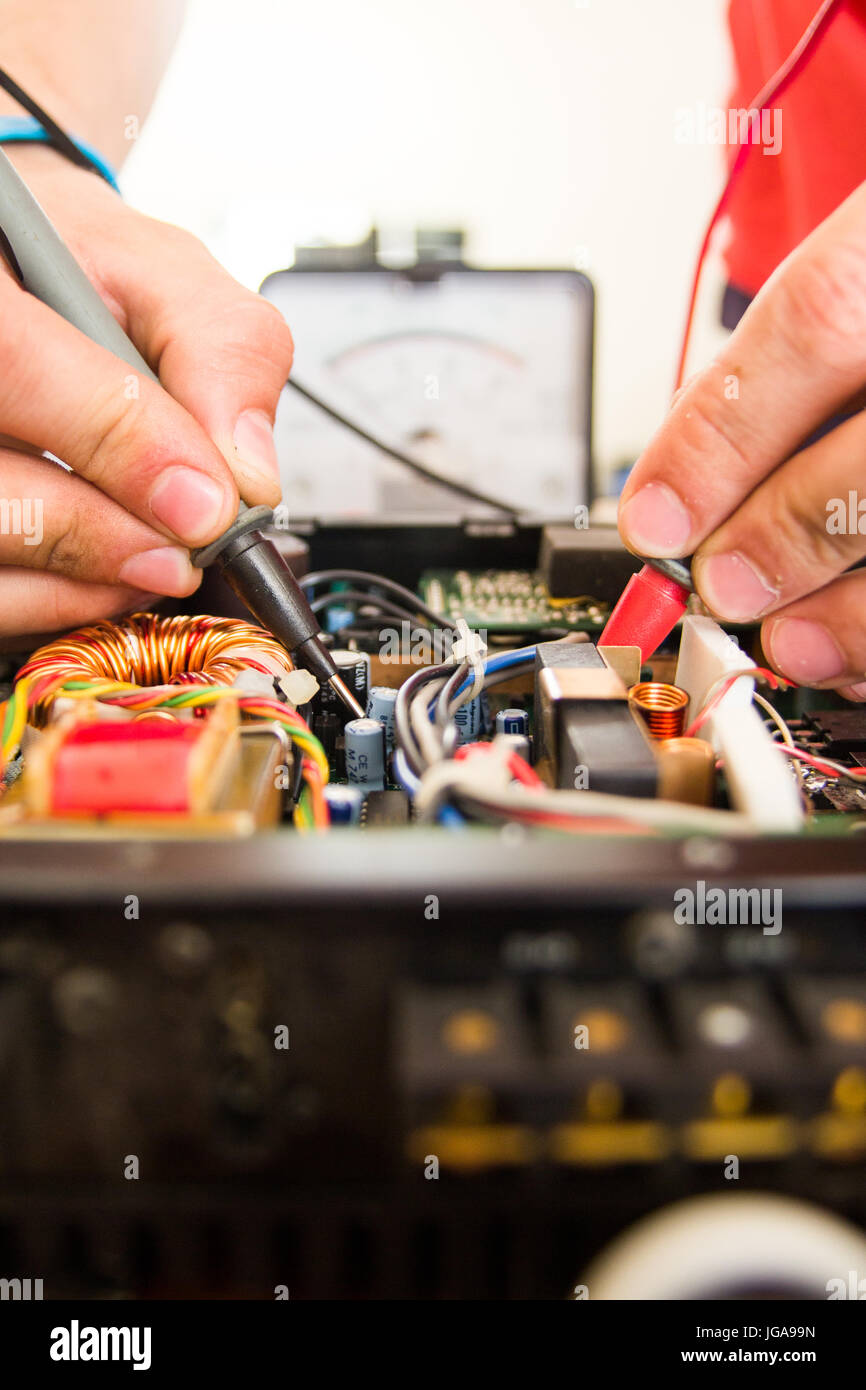 REPARATUR VON ELEKTRONIK MIT TEST-EQUIPMENT Stockfoto