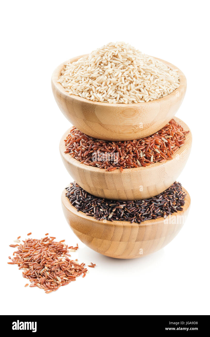 Verschiedene Arten von Reis in eine hölzerne Schalen isoliert auf weiss Stockfoto