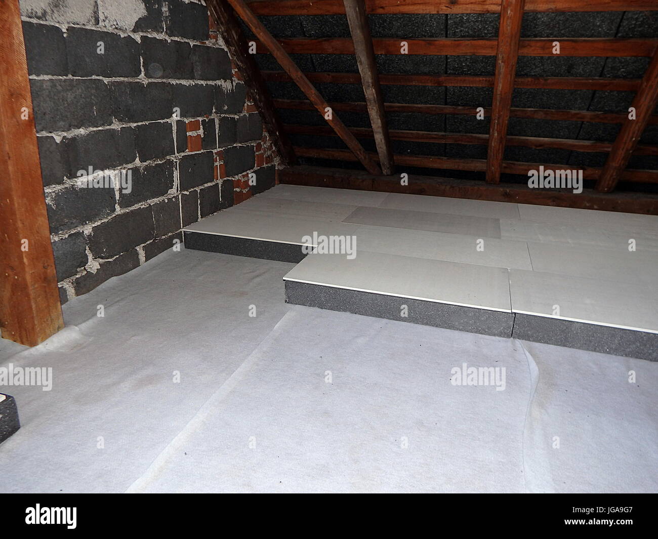 Dämmung des Dachbodens - Polystyrol, Dachgeschoss, Heizung Stockfotografie  - Alamy