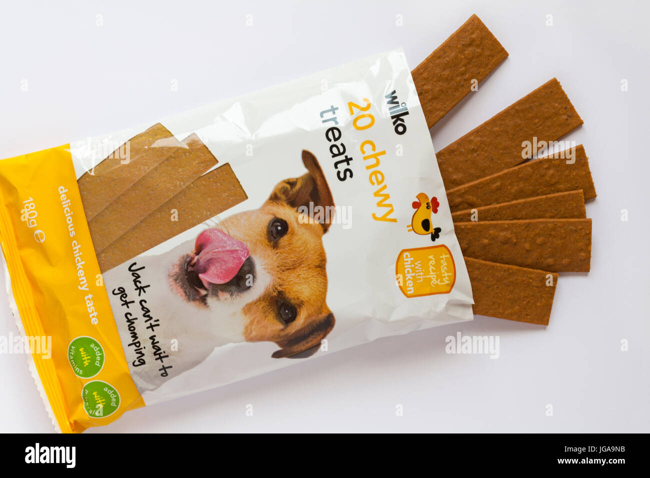 Paket von Wilko 20 zäh behandelt Hund behandelt chickeny Geschmack leckeres Rezept mit Huhn geöffnet, um Inhalte auf weißem Hintergrund zeigen Stockfoto