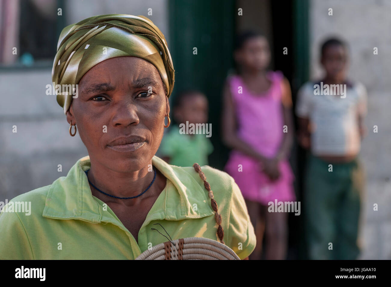 Mutter und Kinder im Hintergrund, Maun, Botswana Stockfoto