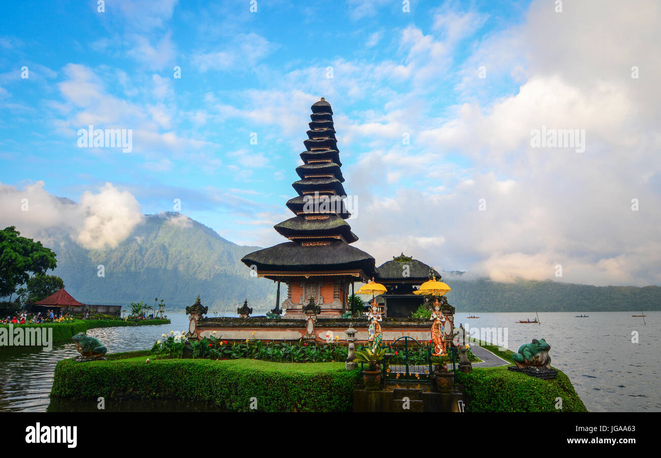 Bali, Indonesien - 20. April 2016. Ansicht der Pura Ulun Danu Tempel am See Beratan in Bali, Indonesien. Ulun Danu ist eine große Shivaite und Wassertempel auf Ba Stockfoto