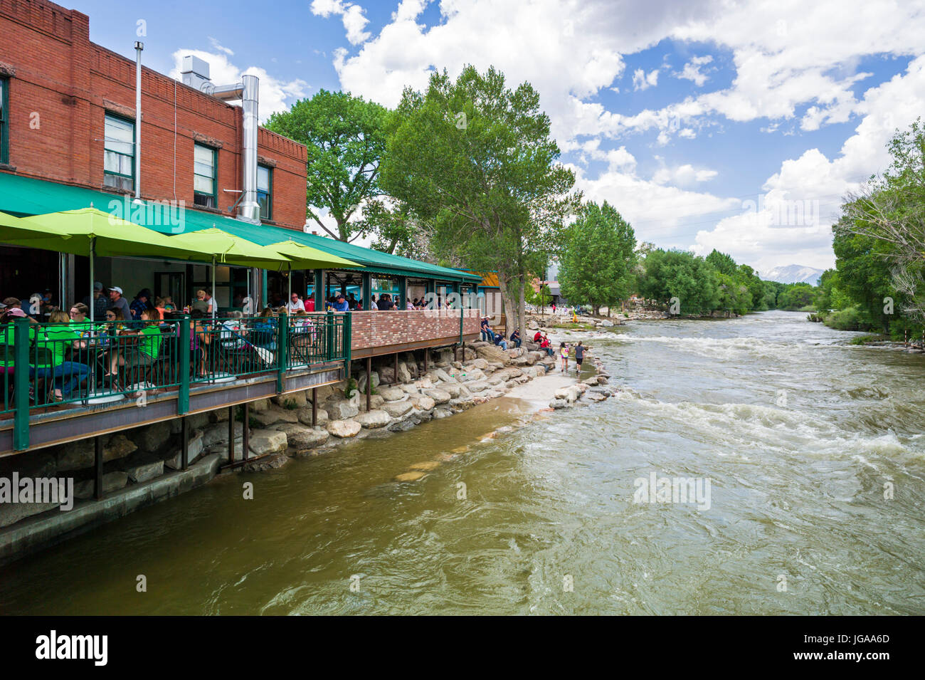 Bootshaus Cantina thront auf dem Arkansas River in der historischen Innenstadt, kleiner Berg Stadt Salida, Colorado, USA Stockfoto