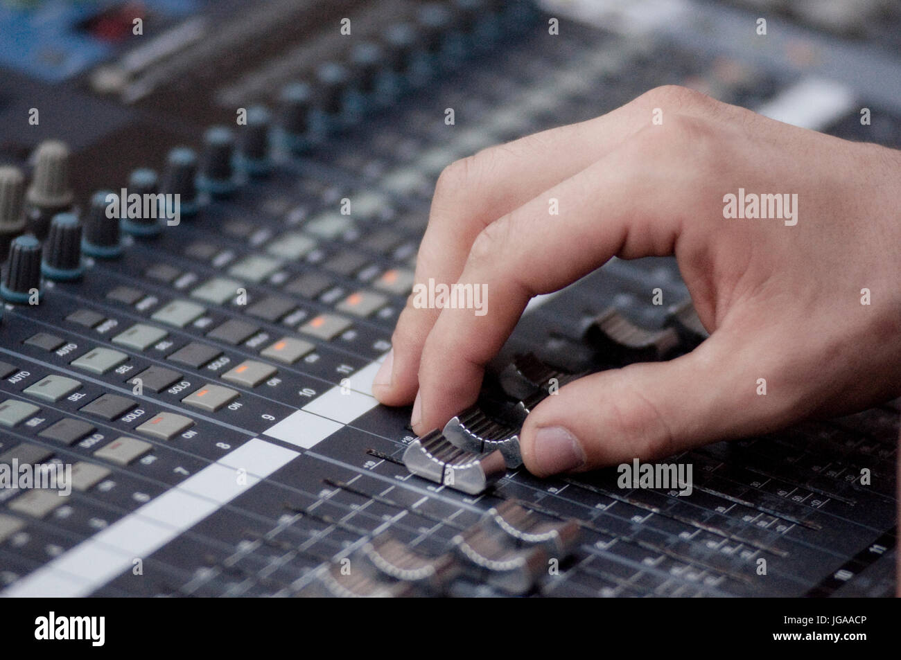 Sound Engineer Professional Sound Mixer bei Live-Konzert, Hand in Betrieb. Stockfoto