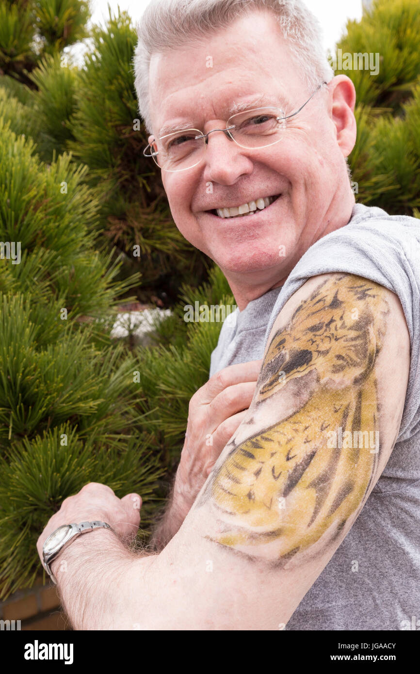 Senior Mann zeigt seine neue Tattoos, USA Stockfoto