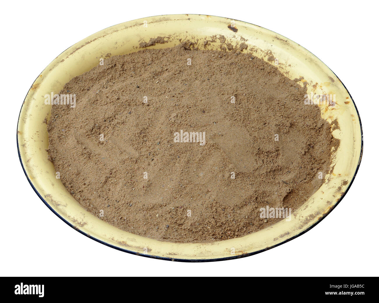 Ein rundes emailliertes Metall Becken mit sauberen Gebäude Sand gefüllt. Isoliert mit patch Stockfoto