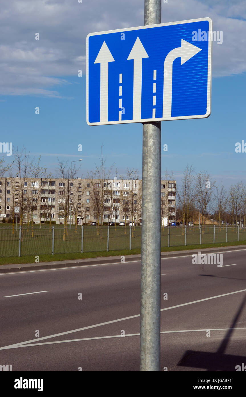 Ein blaues Licht reflektierende Verkehrszeichen mit weißen Pfeilen befindet sich auf der zentralen Stadt-Autobahn. Nur zwei Fahrspuren - nur gerade, One-Way - t Stockfoto