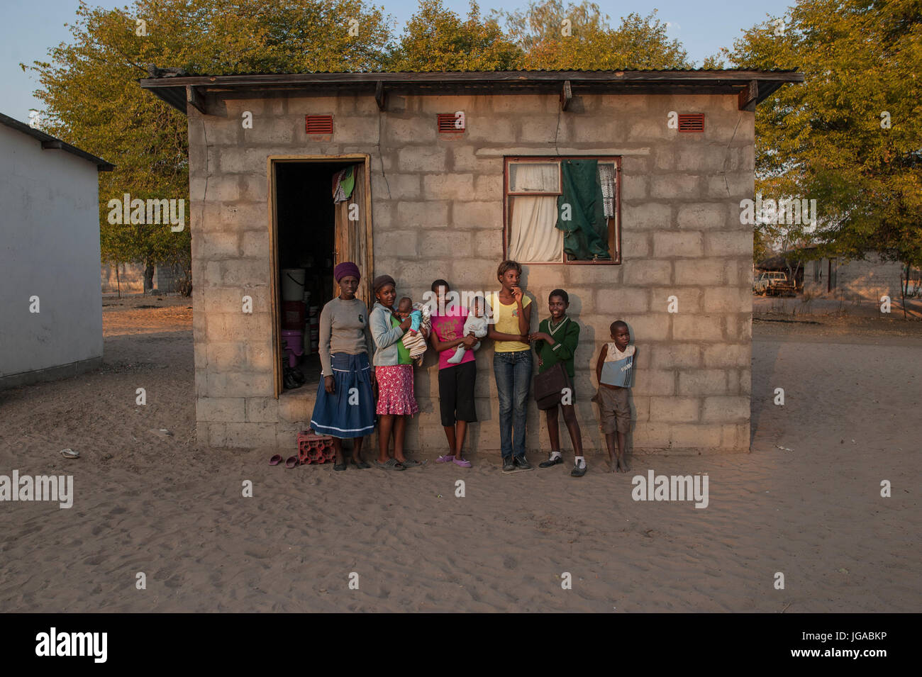 Familiengruppe außerhalb ihrer Haus, alleinerziehende Mutter Stockfoto