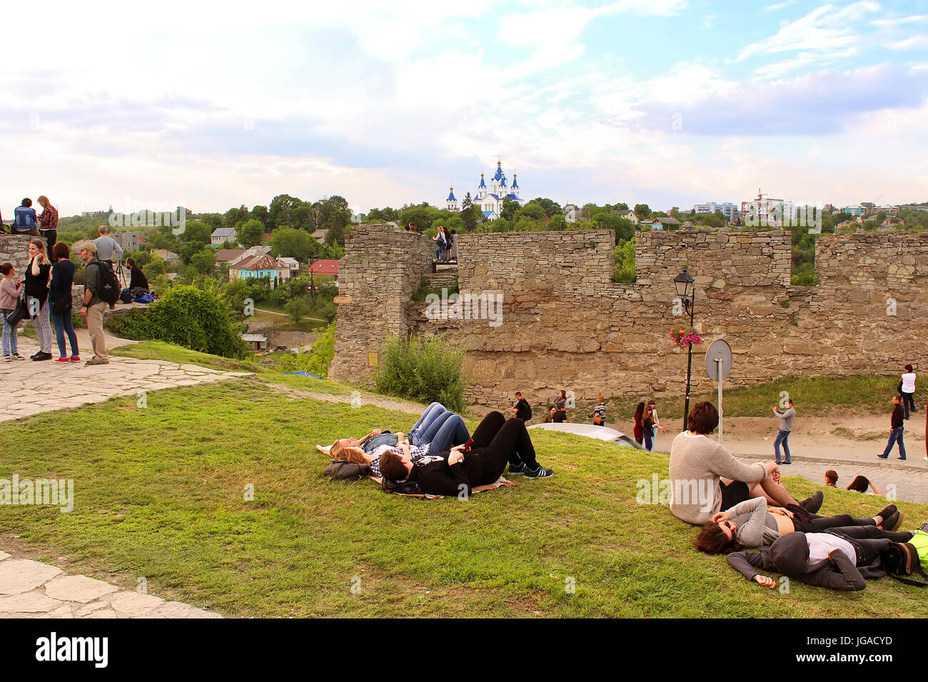 KAMENEZ-PODOLSK, UKRAINE-20. Mai 2017: Unidentified Touristen warten auf Festival der Luft mit einer Ballonfahrt jährliche Show Ballone Stockfoto