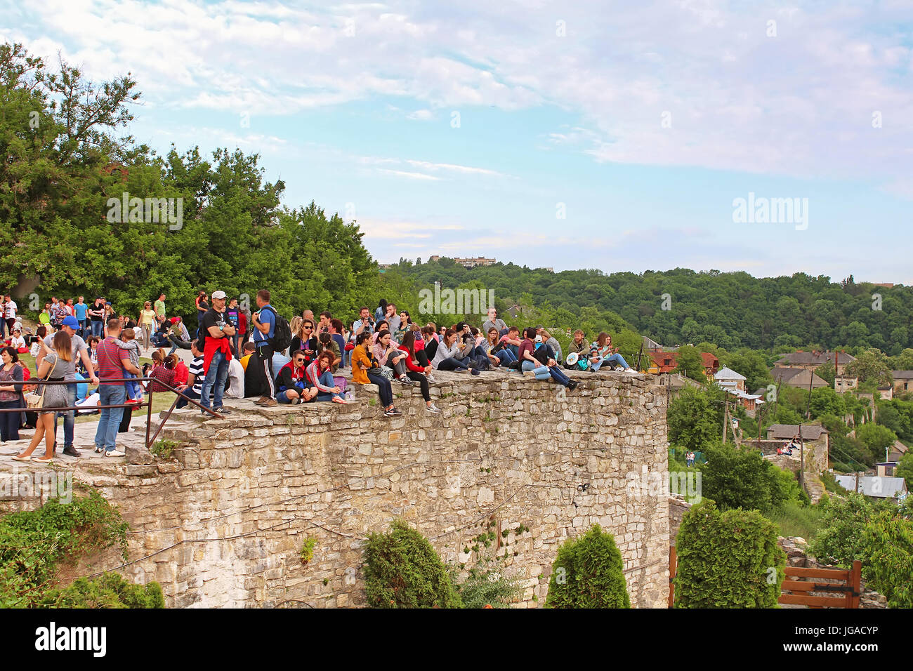 KAMENEZ-PODOLSK, UKRAINE-20. Mai 2017: Unidentified Touristen warten auf Festival der Luft mit einer Ballonfahrt jährlichen Show in Kamjanez Luftballons Stockfoto