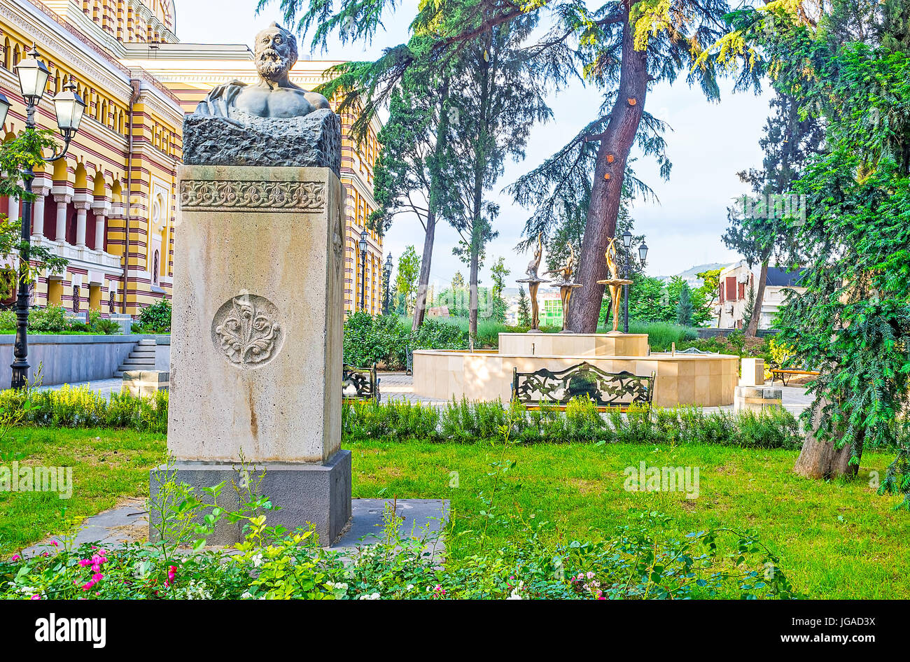 Der malerische Garten Oper Theater in Tiflis mit der Skulptur des georgischen Dichter Akaki Tsereteli und den malerischen Brunnen mit Ballerinas auf dekoriert Stockfoto